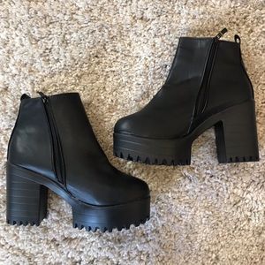 MAKE ME AN OFFER 🧞‍♀️ BLACK CHUNKY HEEL PLATFORM
